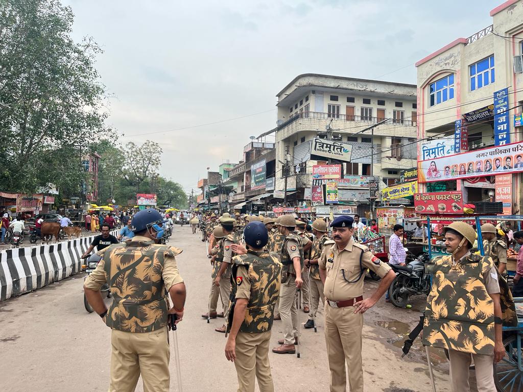 lalitpurpolice's tweet image. शान्ति एवं सुरक्षा व्यवस्था तथा आगामी त्योहारों के दृष्टिगत #SPLalitpur  के निर्देशन में #Addlsp द्वारा थाना कोतवाली क्षेत्रांन्तर्गत बलबा ड्रिल का अभ्यास किया गया , पैदल गस्त कर जनता में सुरक्षा का भाव जागृत किया गया। #UPPolice