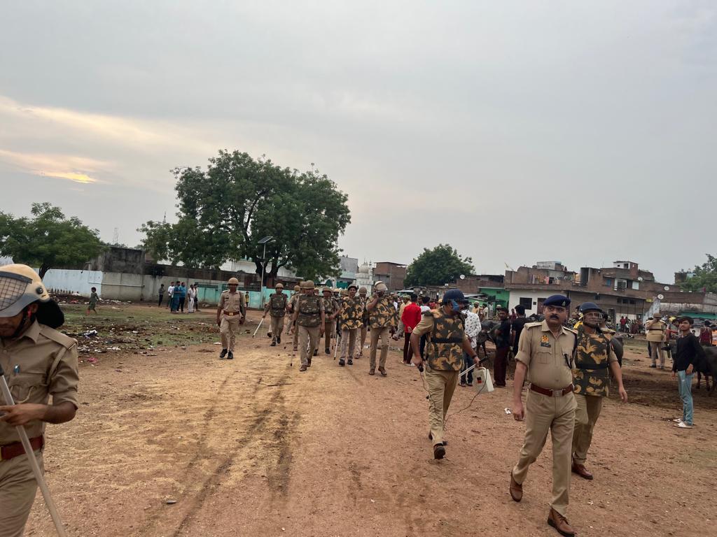 lalitpurpolice's tweet image. शान्ति एवं सुरक्षा व्यवस्था तथा आगामी त्योहारों के दृष्टिगत #SPLalitpur  के निर्देशन में #Addlsp द्वारा थाना कोतवाली क्षेत्रांन्तर्गत बलबा ड्रिल का अभ्यास किया गया , पैदल गस्त कर जनता में सुरक्षा का भाव जागृत किया गया। #UPPolice