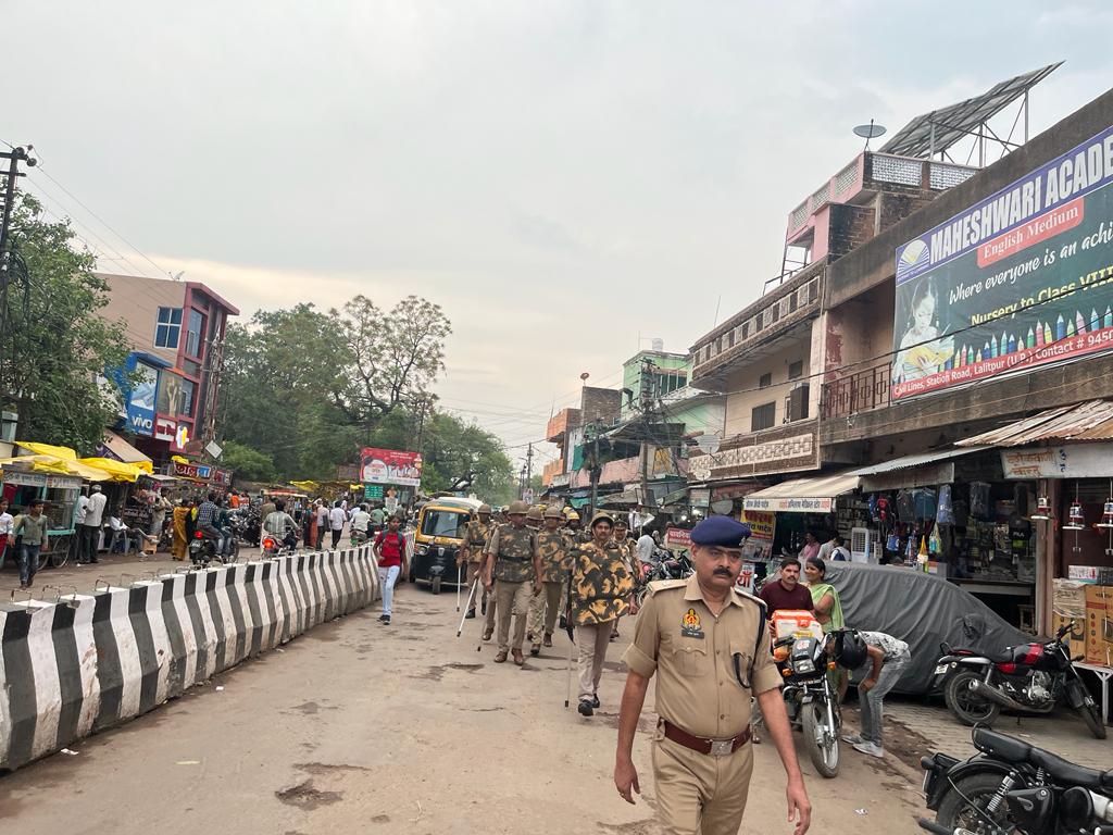 lalitpurpolice's tweet image. शान्ति एवं सुरक्षा व्यवस्था तथा आगामी त्योहारों के दृष्टिगत #SPLalitpur  के निर्देशन में #Addlsp द्वारा थाना कोतवाली क्षेत्रांन्तर्गत बलबा ड्रिल का अभ्यास किया गया , पैदल गस्त कर जनता में सुरक्षा का भाव जागृत किया गया। #UPPolice