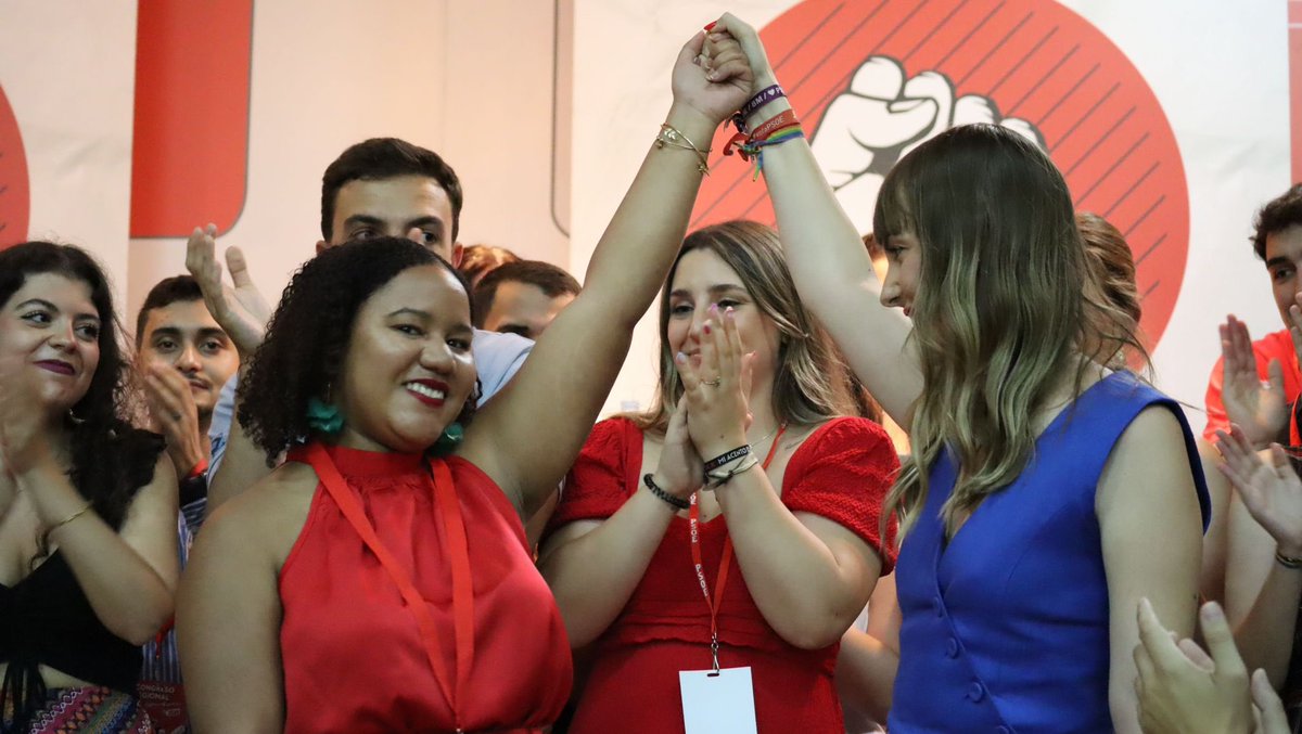 PSOEdeParla's tweet photo. 🌹Desde la Agrupación Socialista de #Parla queremos felicitar a @Aranza8_8, nueva secretaria general de @JSMadrid.

Y a nuestros compañeros/as de @JuventudesParla por sus nuevas responsabilidades que detallamos en el siguiente hilo 🧵.

¡Enhorabuena!

#DefiendeParla https://t.co/dwzwsYyAZr