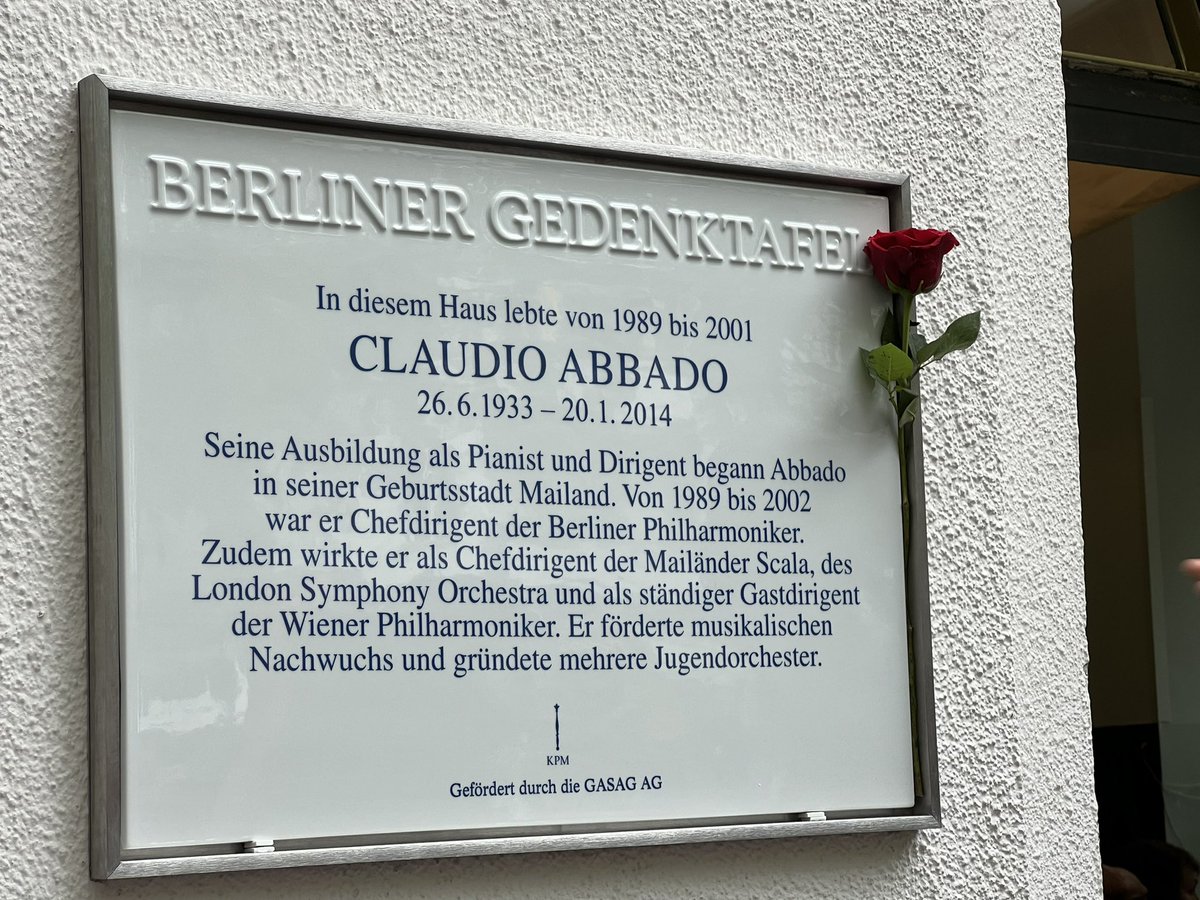 A plaque in honour of Claudio Abbado was unveiled in Berlin today at the apartment building where he lived when he was the acclaimed chief conductor of the Berlin Philharmonic Orchestra. Abbado, known for his expressive eyes and hands in the podium, would have turned 90 today.