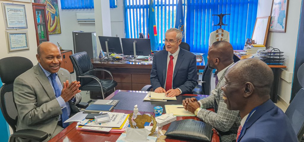 OMSRDCONGO's tweet photo. @jay_wenger était accompagné du Dr Dhoud Samba de @gatesfoundation lors de cette rencontre. @DrBoureima a apprécié cette collaboration étroite &amp; a remercié @gatesfoundation pour ses contributions immenses dans l'éradication de la #polio qui permettent de protéger les enfants de🇨🇩 https://t.co/zUS1yreadY
