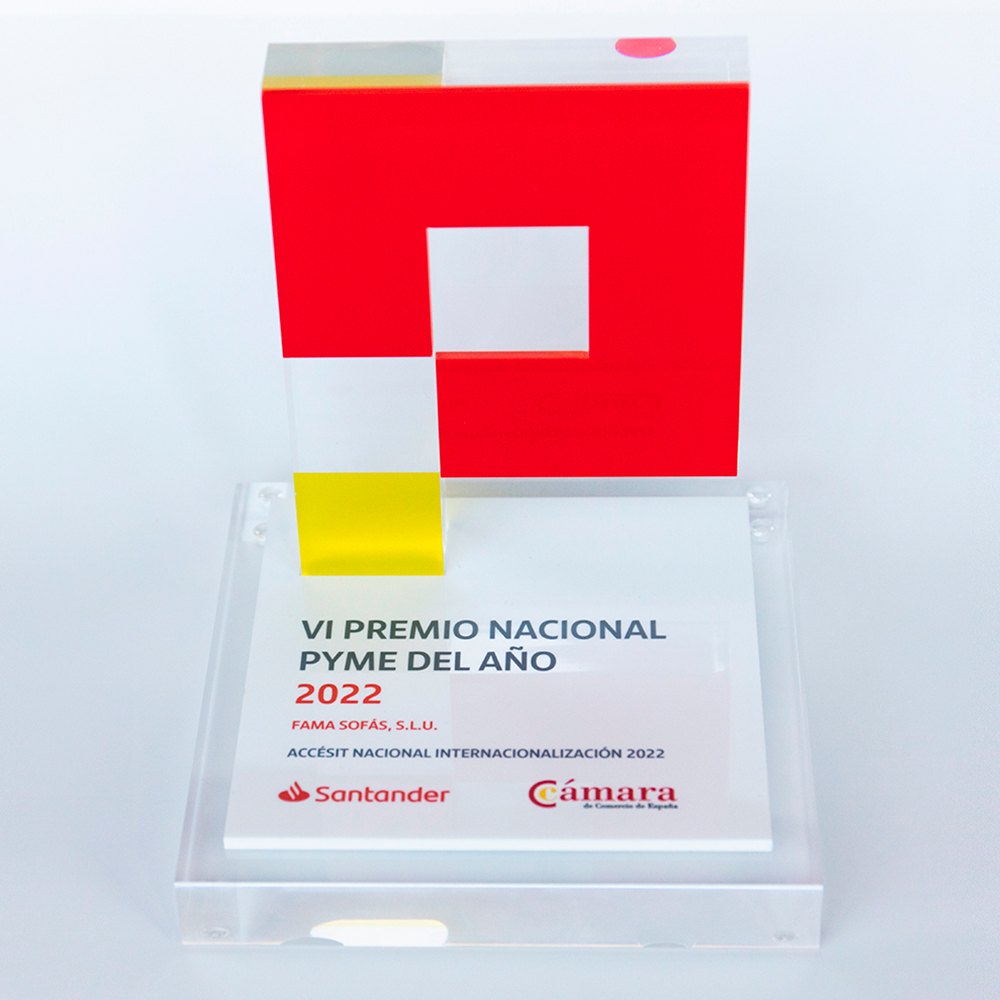 [ES] Fama Sofas ha sido reconocida en la categoría ‘Internacionalización’ en la gala Premio Pyme del Año que conceden la <a href="/camarascomercio/">Cámara de España</a> y el Banco Santander. Félix López Gil recogió el premio de manos de la vicepresidenta del Gobierno Nadia Calviño. bit.ly/3JyJJii