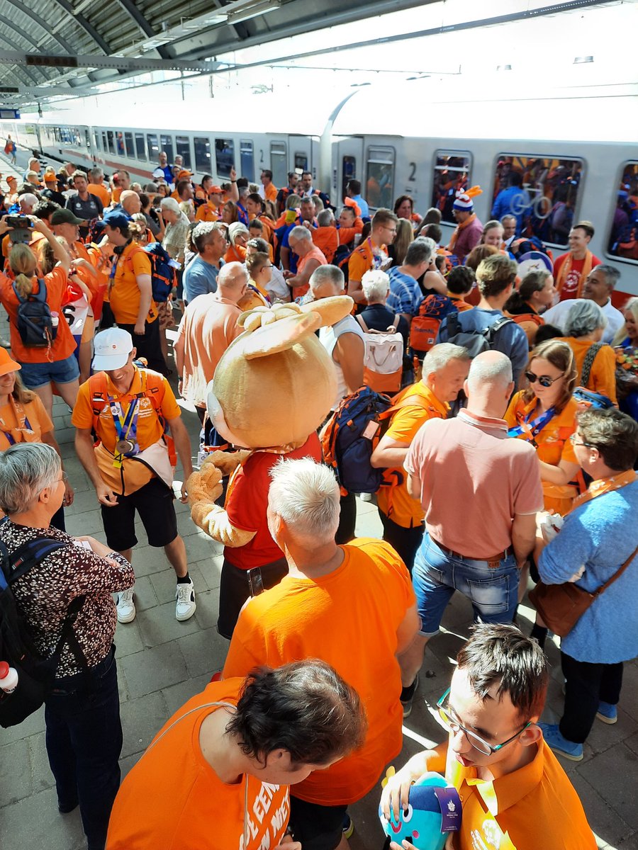 Special Olympics TeamNL veilig in de armen van fans thuisgebracht door <a href="/NS_Int/">NS International</a>