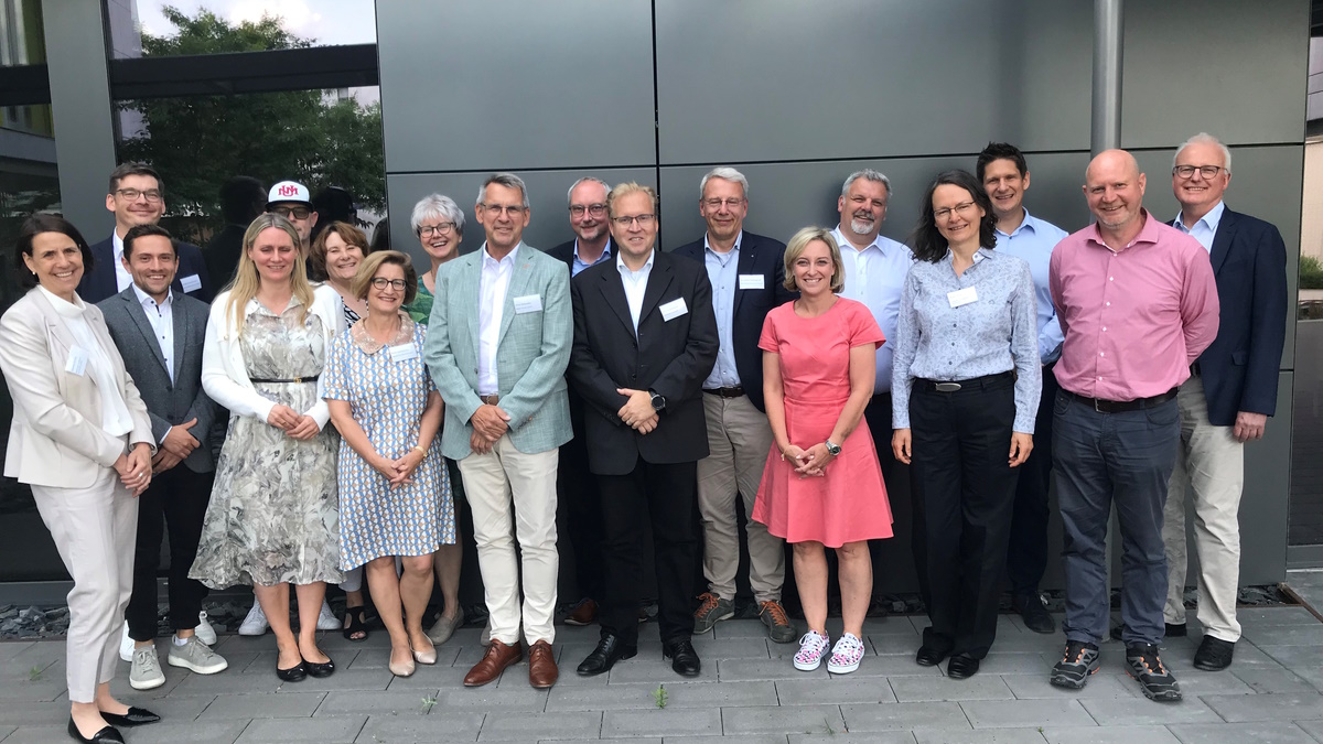 Das „InnoLab Zukunft der #Arbeit in #Dortmund“ der Wirtschaftsförderung der <a href="/stadtdortmund/">Stadt Dortmund</a> ist zu Besuch bei uns in der #PEAG. Für uns mit dabei auch <a href="/Galonska_PEAG/">Gerd Galonska</a>. Diesmal geht es um eine "Woche zur Zukunft der Arbeit" in Dortmund. Mehr Info ➡️ linkedin.com/feed/update/ur… #NRW