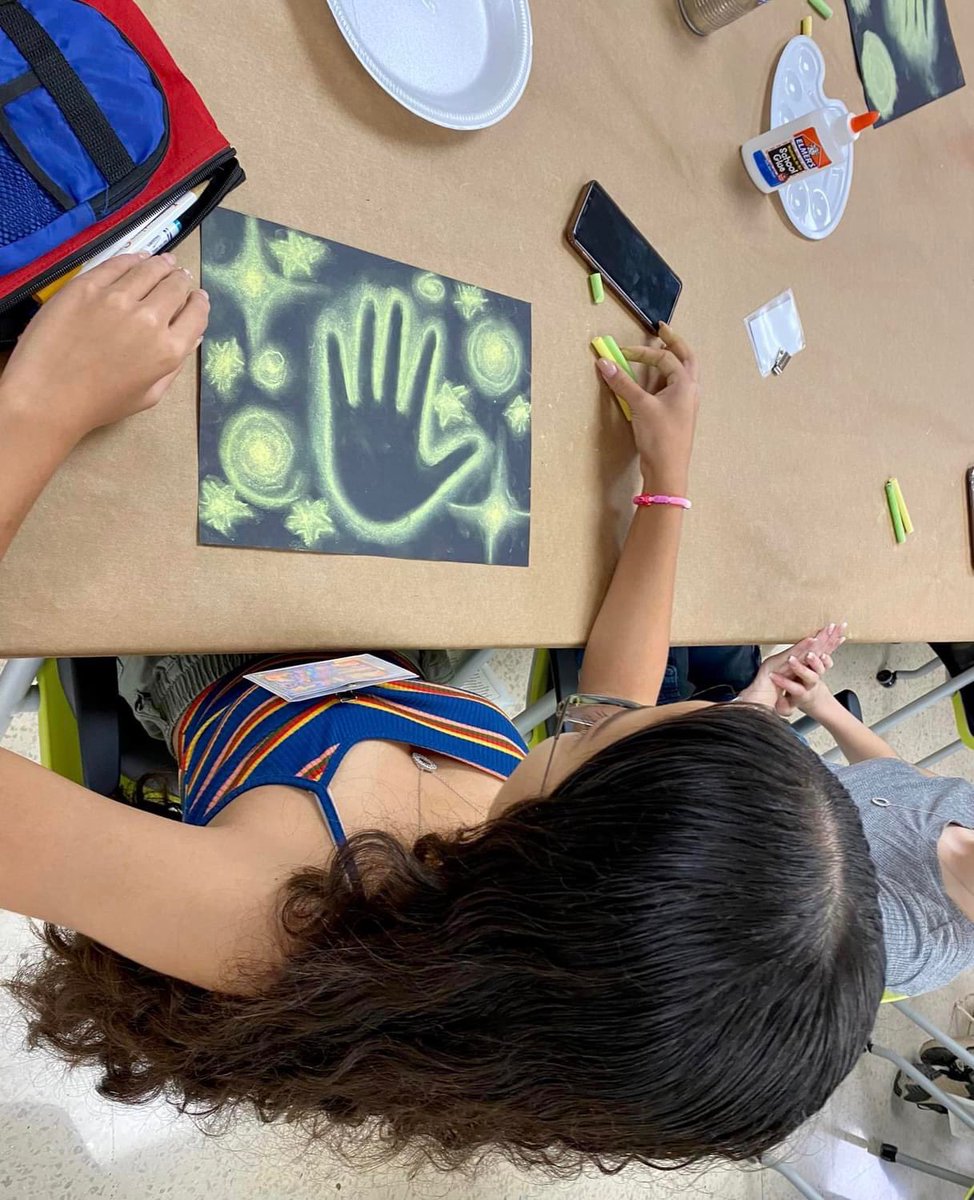 CuaRum's tweet photo. ✨Lunes de luz✨
Iniciando la semana en EduCUA 2023 acompañadxs por la luminosa artista y educadora Yasmin Hernandez. 
Taller de arte bioluminiscente “Seres celestiales cu cubanos”. https://t.co/ahISd4UJSa