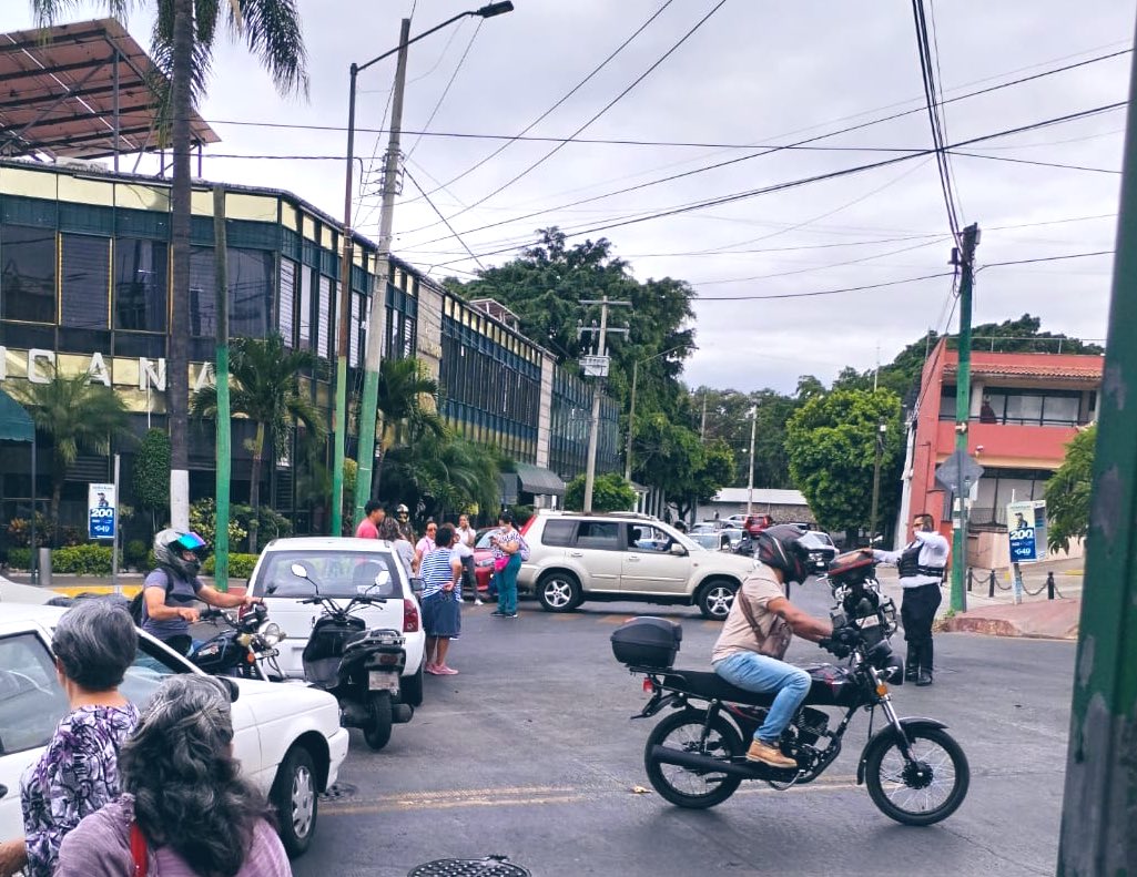 Multimagen_Info's tweet image. 🚨PROTESTA 

Frente a las oficinas de #SAPAC manifestantes bloquean la avenida #Morelos hacia el centro de la capital. Tomar vías alternas.