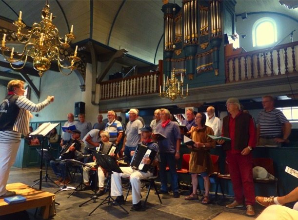 Vanavond treed het Vlielander  Zeemanskoor op in de Nicolaaskerk op het kerkplein op Vlieland.  Toegang vrij.