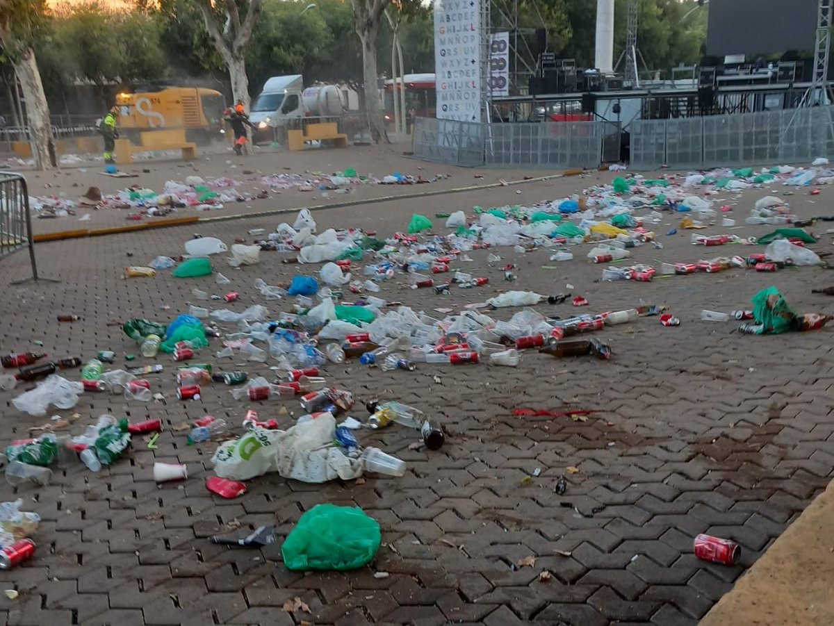 JosAntonioNez's tweet photo. Al final conseguirán que hasta los que son del barrio de toda la vida se tengan que marchar.

Están convirtiendo a mi pueblo en algo que no se merece llamarse Sevilla... https://t.co/7j9n0njI0A