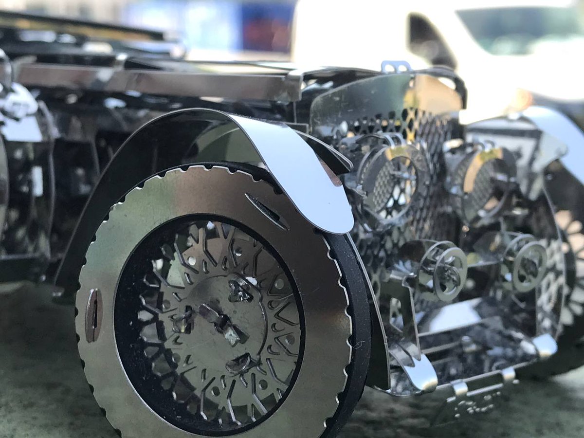 Time4machine_de's tweet photo. Erlebt den Nervenkitzel des Zusammenbaus und entdeckt die detaillierte Konstruktion dieses Retro-Schmuckstücks. #Modellbau #Handgefertigt

Der Luxus Roadster besticht durch seine authentische Nachbildung und den einzigartigen Oldtimer-Look. Mit Kunststoff- und hochwertigen Metall https://t.co/DA3wbLMtg8