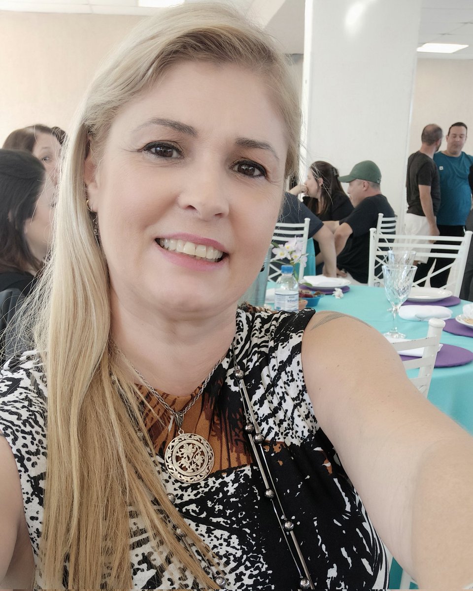 O tempo passa e as pessoas que são de verdade estão sempre presentes, por mais que o encontro é pontual em algumas datas, o prazer de estar junto é gratificante...
Aniversário da Ana Júlia, muito bom ver todos vcs...