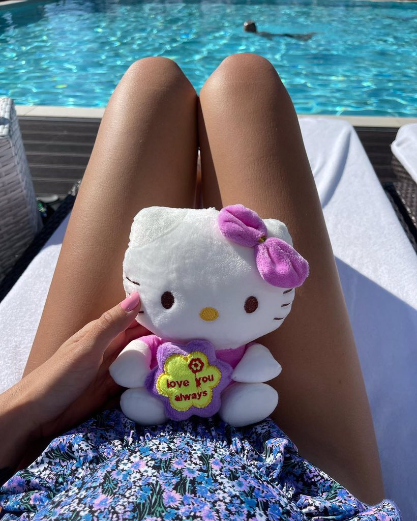 faisl45843119's tweet photo. Staying in the pool on a hot summer day https://t.co/xJS7ZLFCsb