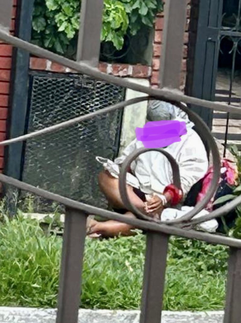 ICMarePty's tweet photo. .@JComunalBetania .@abdielsandoyab Urb Las Mercedes requiriendo apoyo con celeridad por personas sin techo que no hay forma sean reubicadas. Uno al lado de la entrada de la barriada y esta otra hoy se niega a levantarse en acera afuera casa 136 https://t.co/9lY2BVsF9T