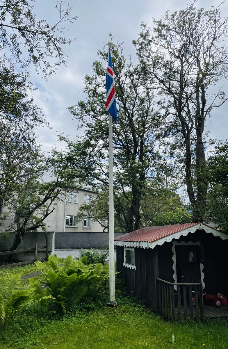 Til hamingju með afmælið <a href="/PresidentISL/">Office of the President of Iceland</a> ! Það hreyfir reyndar ekki vind hér í Norðurmýri frekar en fyrri daginn