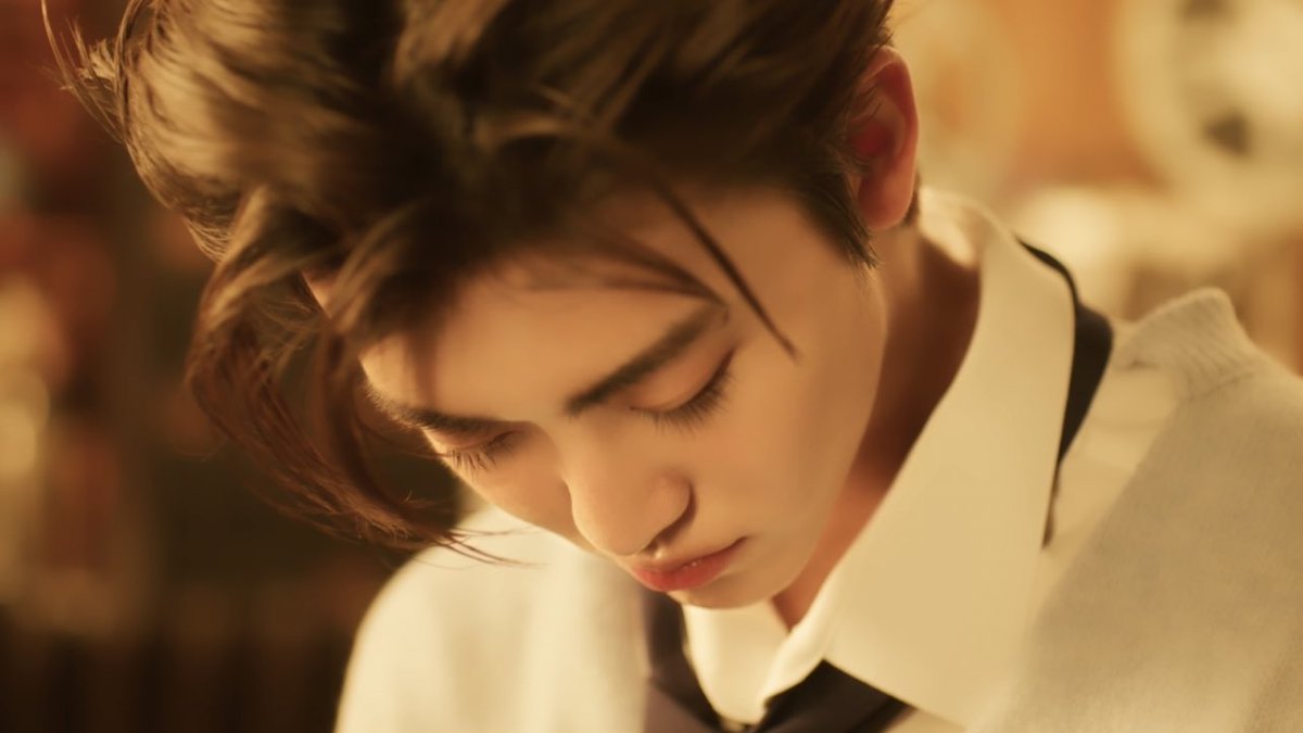 โห แจมินลุคนี้หล่อมาก หล่อแบบมากๆๆๆ เซ็ตผมคือถูก ชุดก็หล่อ ละท่าขยับเนคไทคือ ㅠㅠㅠ ไหนจะใส่นาฬิกาอีก จะเป็นลม