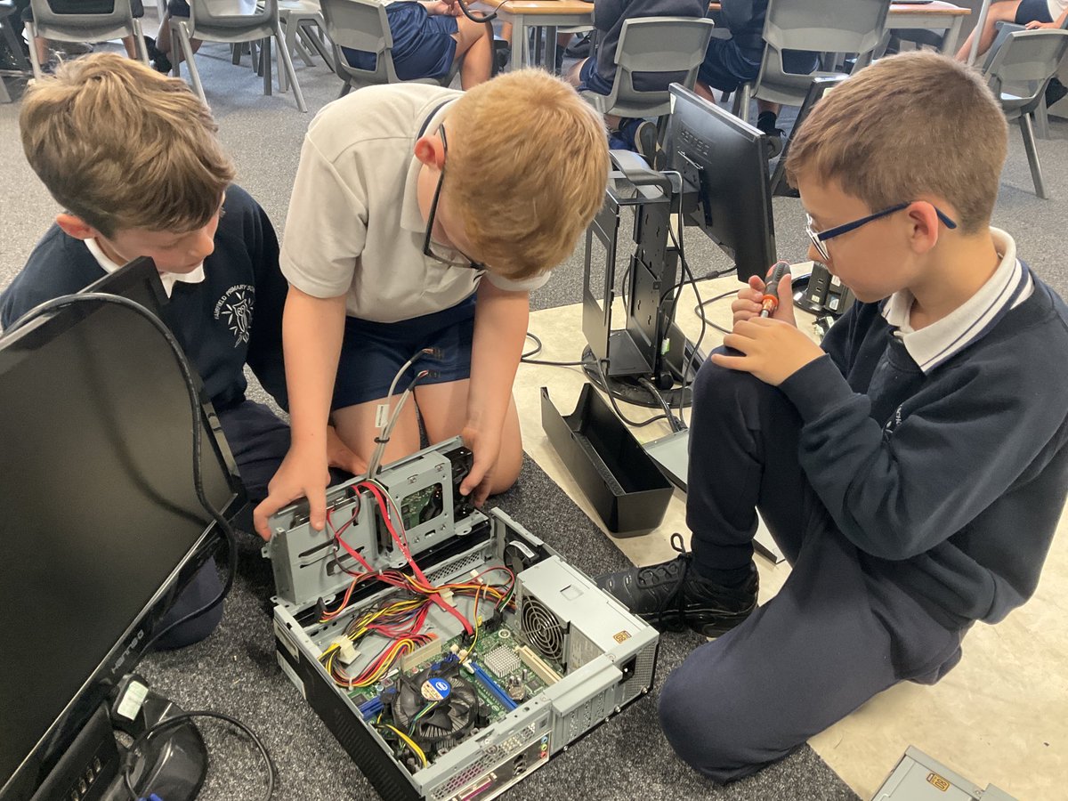 FPS_Computing's tweet image. Year 4 have been taking apart old desktop computers to identify the components inside. 🪛🔩💻