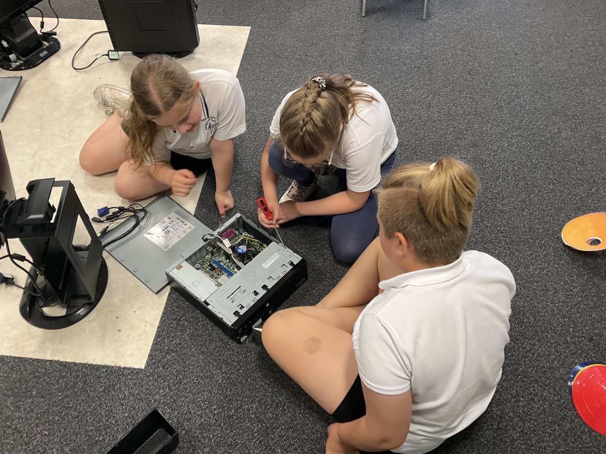 FPS_Computing's tweet image. Year 4 have been taking apart old desktop computers to identify the components inside. 🪛🔩💻