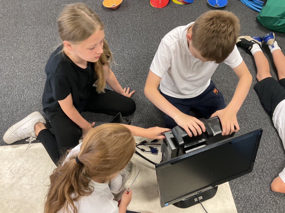 FPS_Computing's tweet image. Year 4 have been taking apart old desktop computers to identify the components inside. 🪛🔩💻