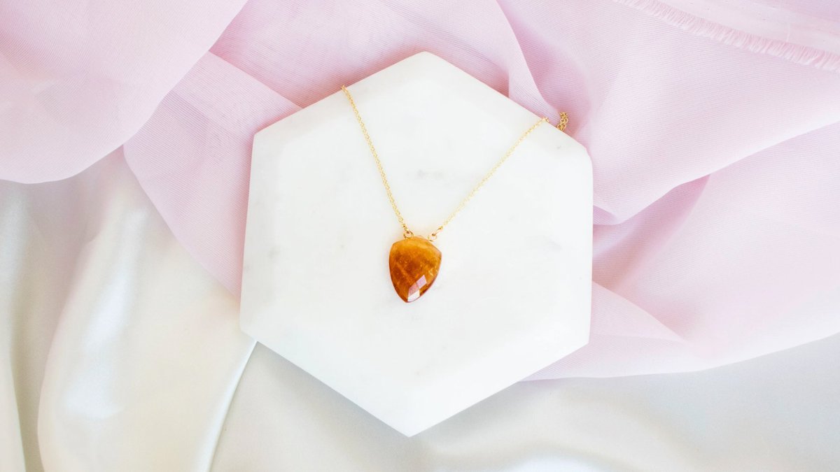 goodwitchorgnls's tweet photo. Step into the radiant energies of citrine with this handmade pendant. Citrine embodies abundance and positivity, inviting success and joy into your life. Wear this pendant as a symbol of empowerment and let your inner light shine bright. 🌟✨ https://t.co/u7P8t30WEC
