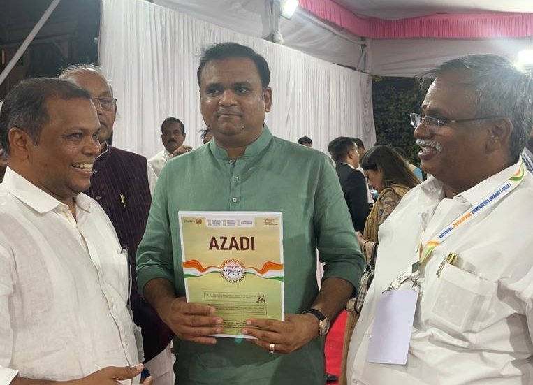 Chakramissions's tweet photo. Our Founder A.Rajasekaran met with Maharashtra Speaker Rahul Narwekar ji. 

Three locations have been finalized in Maharashtra for the construction of our TRIBUTE WALL: 
🧱🇮🇳 Mumbai 
🧱🇮🇳Nagpur
🧱🇮🇳 Pune

#Maharashtra #Tributewall #chakrasamarpan #chakramissions https://t.co/z4cWWP1A7w