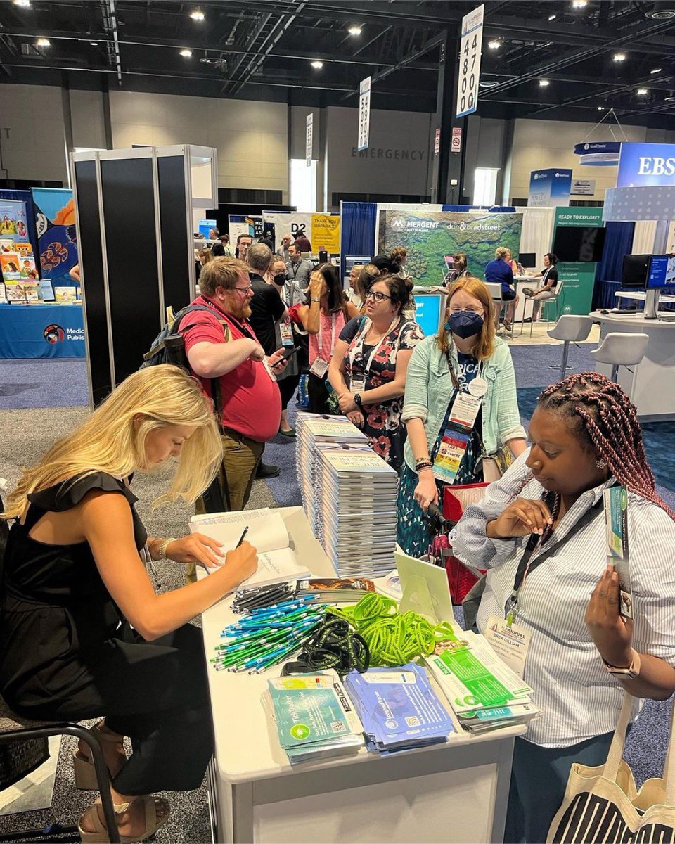 liv_lyme's tweet photo. @ALALibrary conference in Chicago. Librarians from all over 🌎 stood in line for signed copy of @ButSheLooksFine to take back to their library. Education is key in fight against TBDs. Libraries now will have her book, more people will learn from her 11yr battle against TBDs💚📖 https://t.co/78SQQOst9M