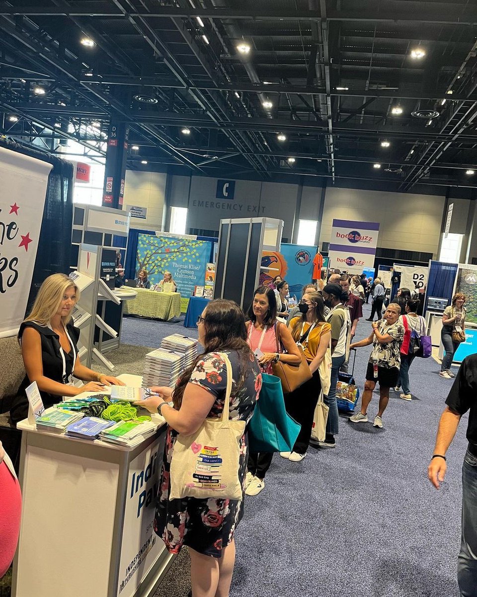 liv_lyme's tweet photo. @ALALibrary conference in Chicago. Librarians from all over 🌎 stood in line for signed copy of @ButSheLooksFine to take back to their library. Education is key in fight against TBDs. Libraries now will have her book, more people will learn from her 11yr battle against TBDs💚📖 https://t.co/78SQQOst9M