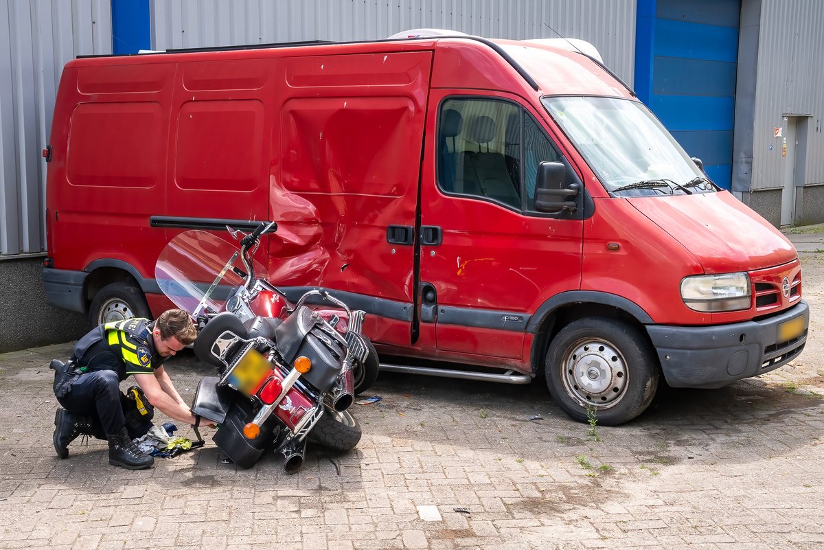 Reality_Photo's tweet photo. Maandagmiddag omstreeks 14:50 uur zijn een auto en een motorrijder met elkaar in botsing gekomen.

Het ongeval gebeurde op de Nieuwe Maasdijk in Heusden.

https://t.co/Jid0AjiwHp https://t.co/3QGEo2zLGt