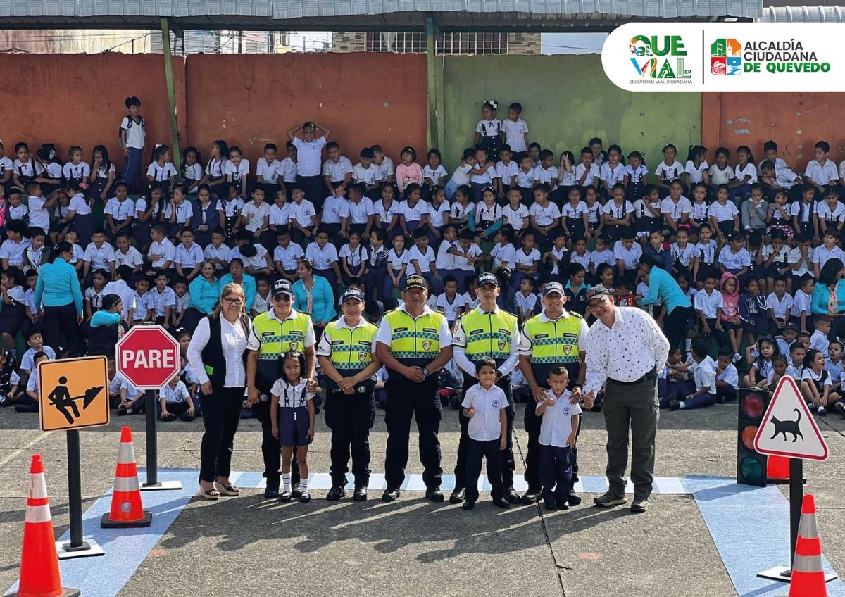 QUEVIAL_EP's tweet photo. #QUEVIALEP || El departamento de Educación Vial conformado por Agentes Civiles de Tránsito, realizó una campaña de #SeguridadVial en la escuela "Fausto Molina".

🎭 La Activación contó con: actuación de títeres, concursos y mensajes sobre las señales de tránsito. https://t.co/8ZdH6QQDZZ
