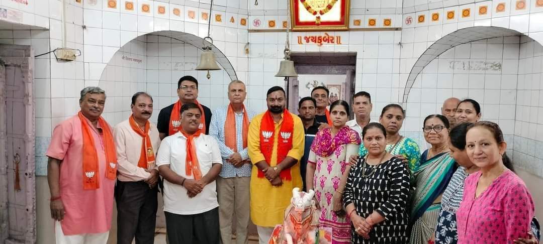 csevakdakor's tweet photo. *"૯ વર્ષ સેવા ના"*119-ઠાસરા વિધાનસભાના ડાકોર શહેર ખાતે ડાકોર નું સૌથીજૂનું તીર્થસ્થળ શ્રી ડંકનાથ મહાદેવજી ની આરતીના દર્શન કરી આશીર્વાદ લીધા જેમાં ઠાસરા વિધાનસભા ના અલ્પકાલીન વિસ્તારક શ્રી નીખિલભાઈ ભટ્ટ ડાકોરના વડીલઆગેવાન ,સંગઠન અને મોરચા ના હોદ્દેદારો એ હાજરી આપી
#vikastirth https://t.co/nTmRO985Zh