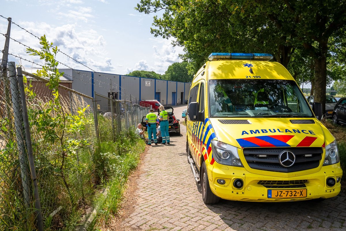 Reality_Photo's tweet photo. Maandagmiddag omstreeks 14:50 uur zijn een auto en een motorrijder met elkaar in botsing gekomen.

Het ongeval gebeurde op de Nieuwe Maasdijk in Heusden.

https://t.co/Jid0AjiwHp https://t.co/3QGEo2zLGt