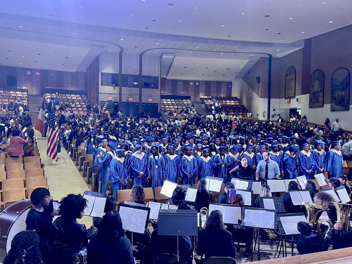 Andy_NYC_RO's tweet photo. Congratulations and best of luck to the 2023 graduates of PROGRESS HS! I am grateful I was able to celebrate with you! What a beautiful ceremony. 🥳🎉🎈@Progresshs850 @BKNHSSuptRoss @ElleRushie @YuetChu_NYCDOE https://t.co/YX8Le2L26d