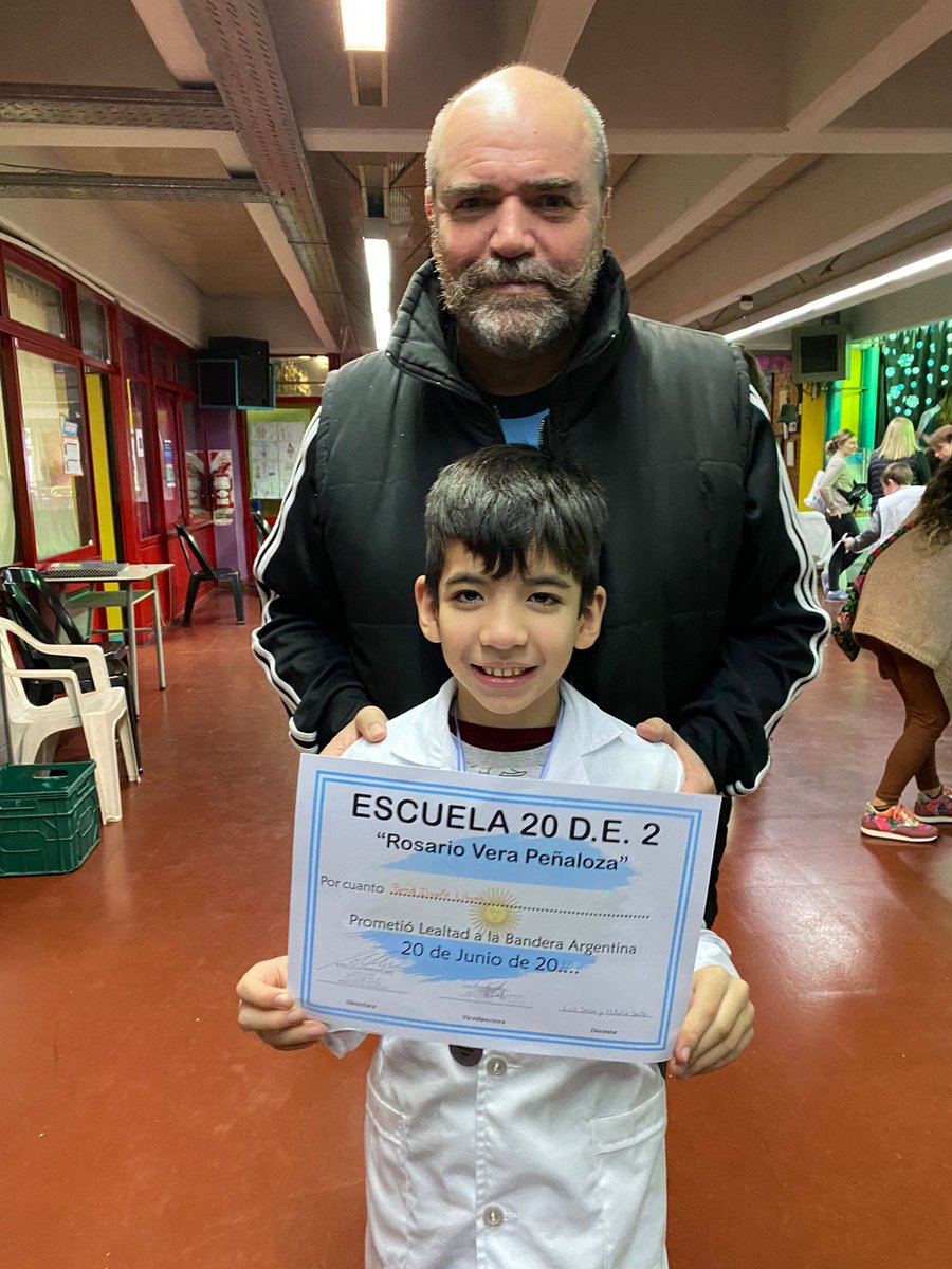 omarlavieri's tweet photo. Lihuen es el hijo de la señora que trabaja en casa. Hoy prometió a la bandera en la escuela pública del barrio. En la misma que estudiaron #hijade21 e #hijode19: La Rosarito. 
Lihuen nos invitó a presenciar el acto. Ya allá fuimos, como hace unos años. https://t.co/grJ00JjPz7