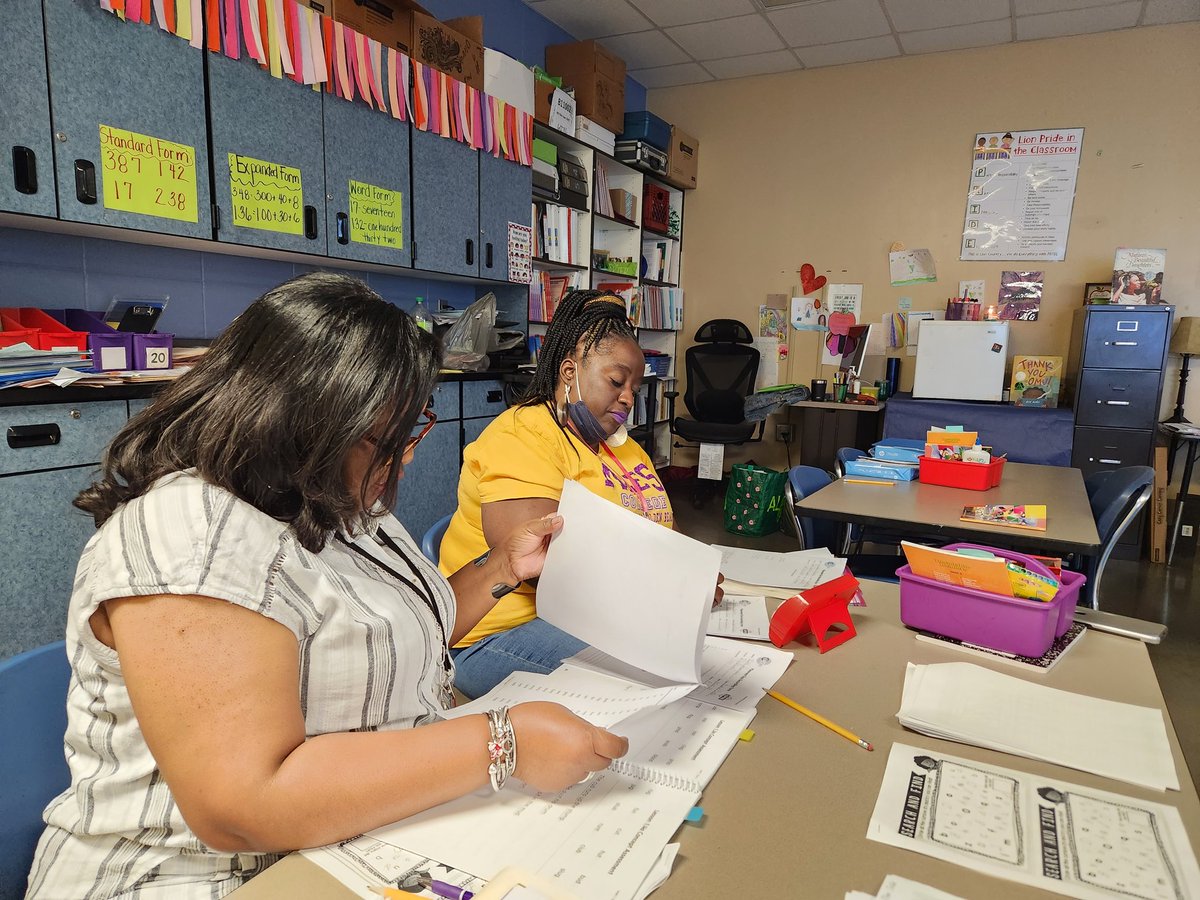 LRS Steward and 2nd grade teacher Ms. Carter is still maximizing the opportunity of student group by analyzing student data from progress monitoring to plan instructional next steps. 
#OurSummerCampisLit
#UntilAllCanRead
@OliverLions
@BhamCitySchools @Alabama_Reading 
@krutledgeb