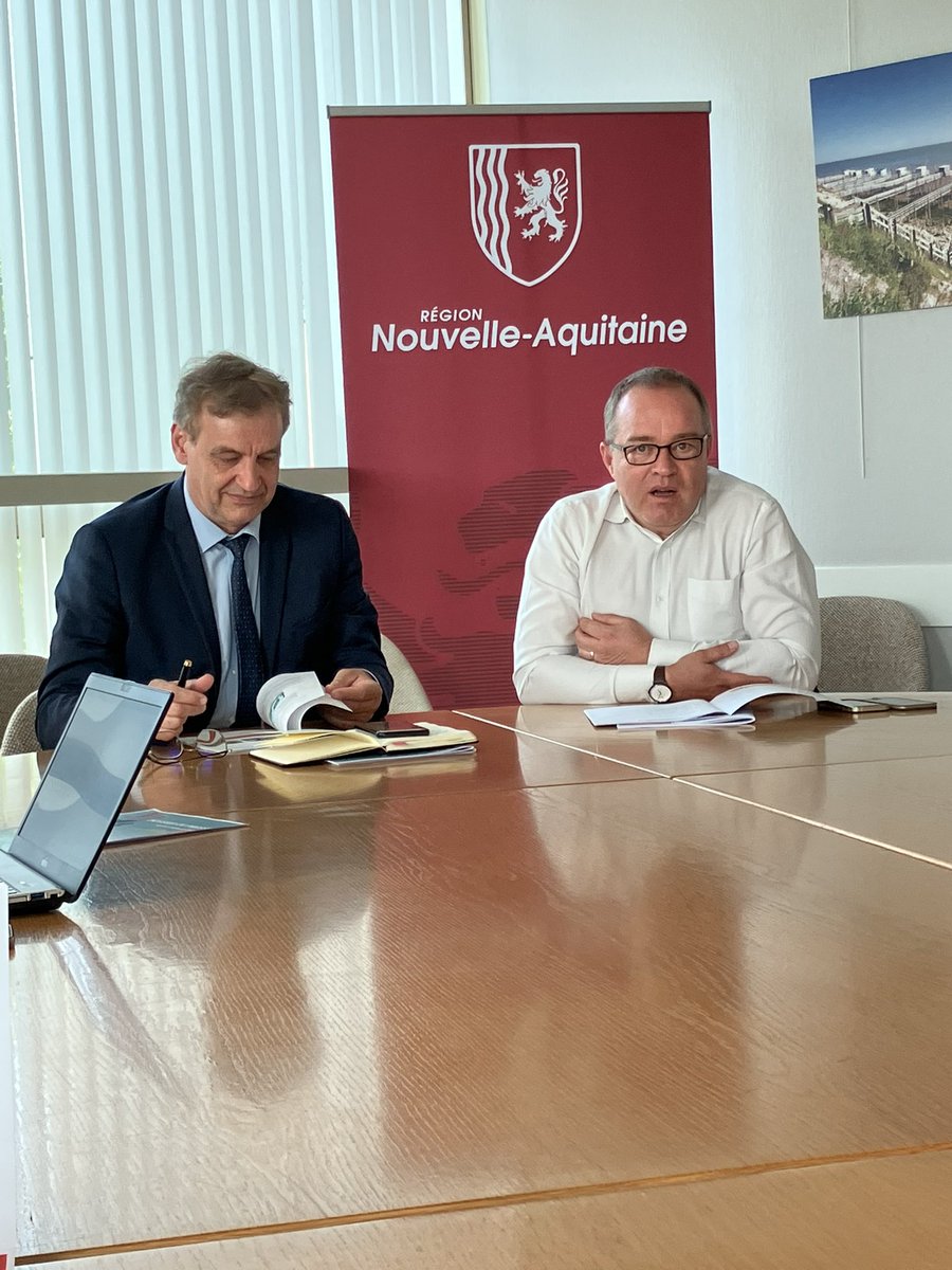 #l’été en train c’est plus vert, plus reposant, plus économique, 👍 @renaudlagrave, VP transport de la région et <a href="/hervelefevre7/">Hervé LEFEVRE</a> directeur régional #SNCF tiennent une conférence de presse pour détailler toutes le offres estivales. <a href="/TERNouvelleAQ/">SNCF Voyageurs TER NOUVELLE-AQUITAINE</a> meilleur compagnon du tourisme☺️