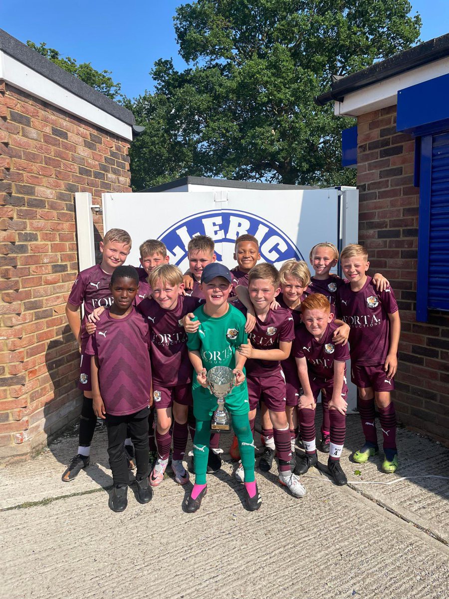 Dartford U10’s winning the Billericay tournament yesterday against some top sides from Essex. Well done to all the players 👏🏻👏🏻🏆🏆