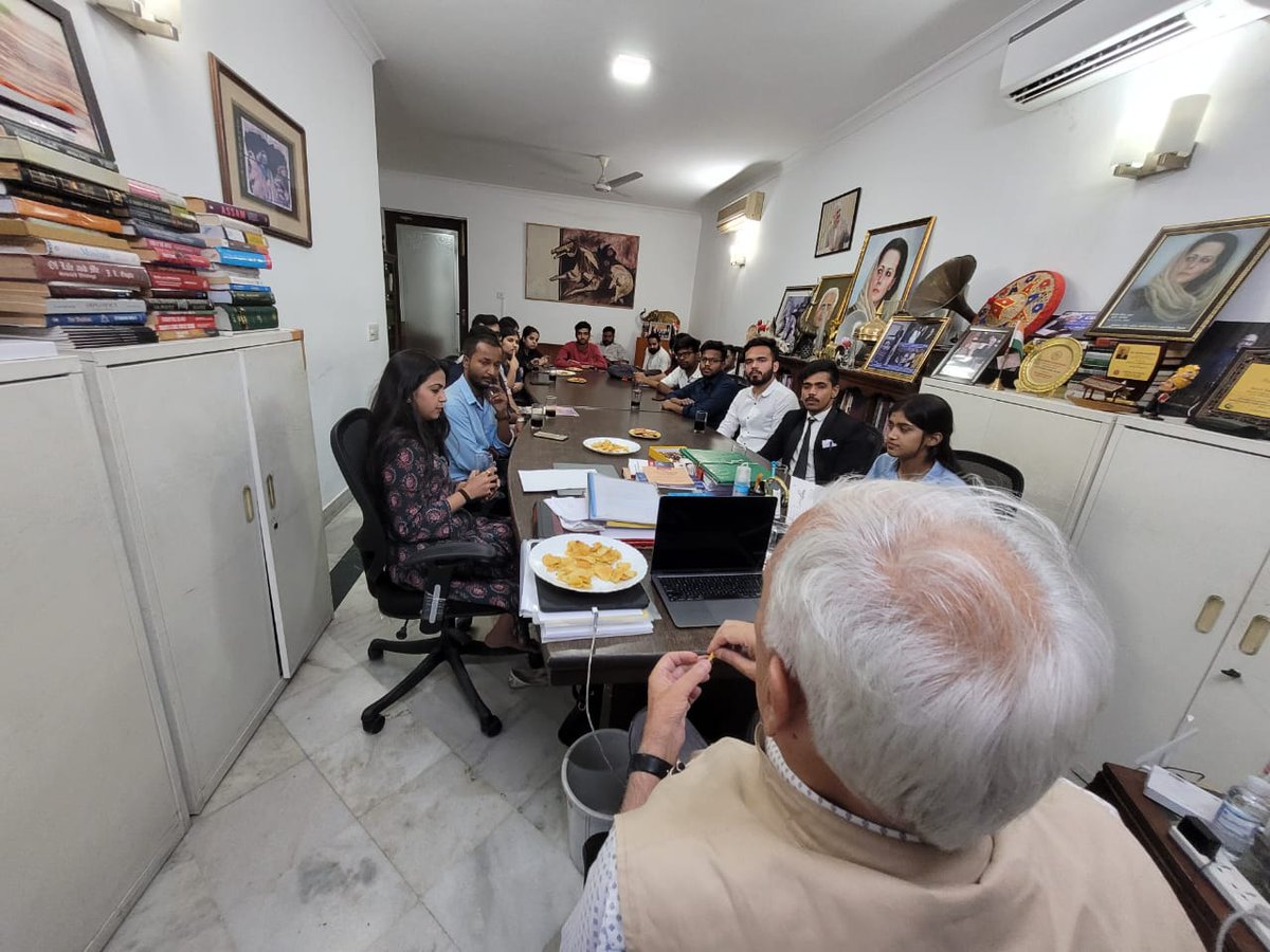 salman7khurshid's tweet photo. Meeting with @IYC interns under Ankita Chouhan's guidance to discuss various contemporary National issues and @INCIndia's  ideological approach to it. https://t.co/YfOVEweYNV