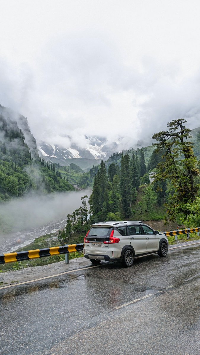 Tarmac
Green forest
River
River's mist
Low clouds
Snow peaks

What else do you want on such a road trip! 

Shot somewhere between Solang and Atal Tunnel. 

#Manali #AtalTunnel #Himachal #HimachalPradesh