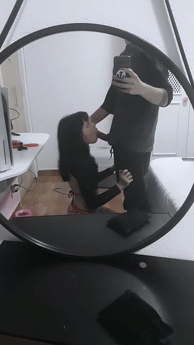 Ser&aacute; que n&atilde;o vamo gravar um menage nunca? :/ https://t.co/KuWFpntCha