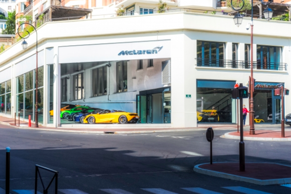 autoinfos's tweet photo. Edouard Schumacher, CEO de #LSGroup, a toujours aimé casser les codes de l'automobile. Le 21 juin dernier, il a ainsi exposé, au sein de sa concession #Volkswagen-#McLaren de Saint-Cloud, plusieurs modèles de voitures aux côtés d'autres objets artistiques
https://t.co/BXuw4fQtRV https://t.co/sJDKXc8uzk