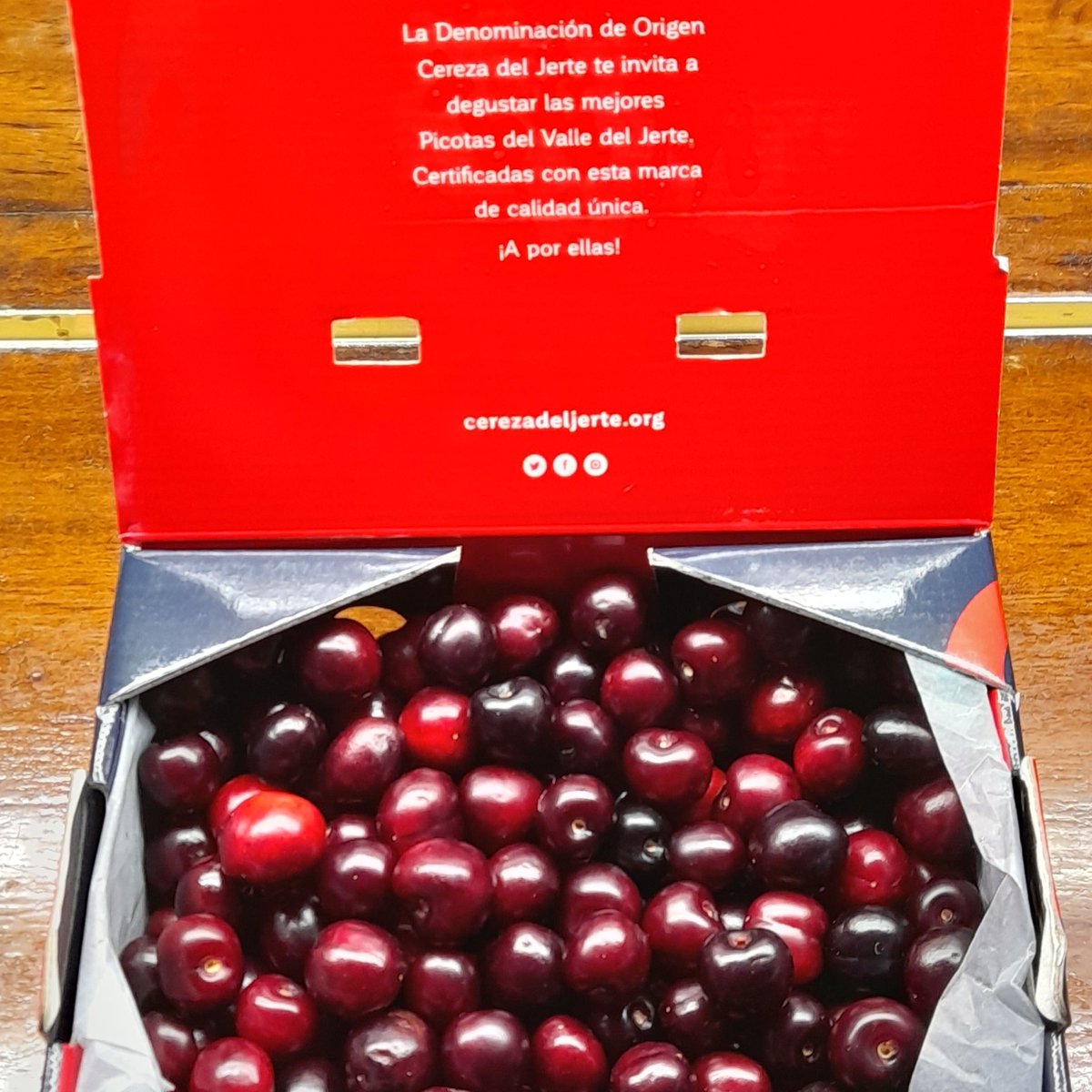 Elprimeroradio's tweet image. Esta semana tenemos nuevo sorteo de @PICOTADELJERTE 
Participa en el programa De Vuelta de Onda Vasca. De 19 a 21h. 
Con un poco de suerte te llevas esta bonita y sabrosa caja de #picotas