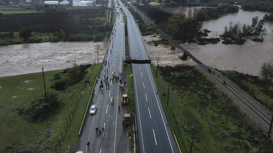 Cooperativa's tweet photo. Ruta 5 Sur: Puente Lircay será habilitado este lunes de manera parcial #CooperativaContigo https://t.co/m7n5XbZ1kw https://t.co/UUVa0WqZOm