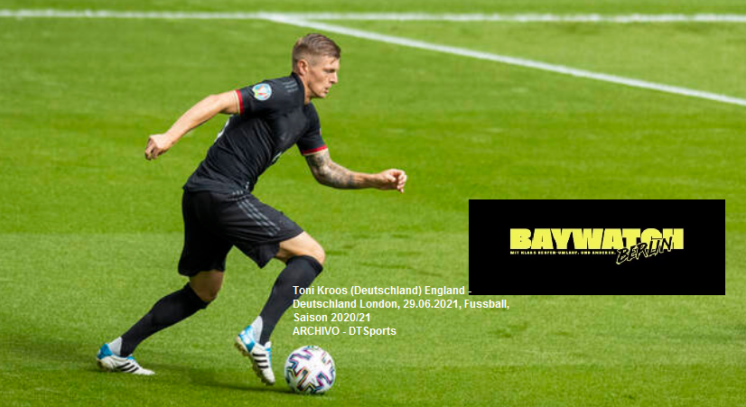 DTenGenteSexy's tweet photo. - "Hola, soy Hansi #Flick. Señor #Kroos necesitamos su ayuda por la delicada situación que atravesamos".
- "No funcionará su pedido, no regresaré más al seleccionado nacional".
Intervención humoristica de Jakob #Lundt a @ToniKroos 🇩🇪 en el podcast #BaywatchBerlin 🎙️⚽️ https://t.co/vv4j9UZPwf