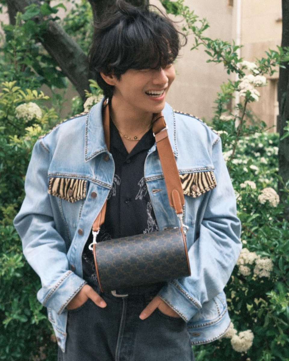 miiniyoongs's tweet photo. [230627 V Instagram Post]

🐯 went and came back from a picnic👦🏻😎 @/celine #/CELINEBYHEDISLIMANE

(1/2) https://t.co/o6UlXX7SXj