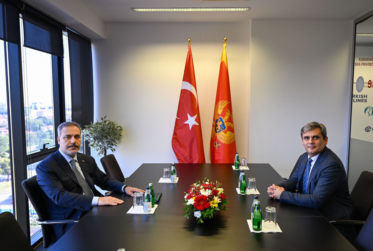 TC_Disisleri's tweet photo. Bakanımız @HakanFidan #Podgoritsa’da #Karadağ Başbakan Yardımcısı ve Boşnak Partisi Genel Başkanı Ervin İbrahimoviç ile görüştü.
Bakanımız, Boşnak Partisi’ni tarihi seçim başarısından dolayı tebrik ederek, Karadağlı Boşnak kardeşlerimizi desteklemeye devam edeceğimizi vurguladı.🇹🇷🇲🇪
@ErvinIbrahimov1
@Bosnjacka