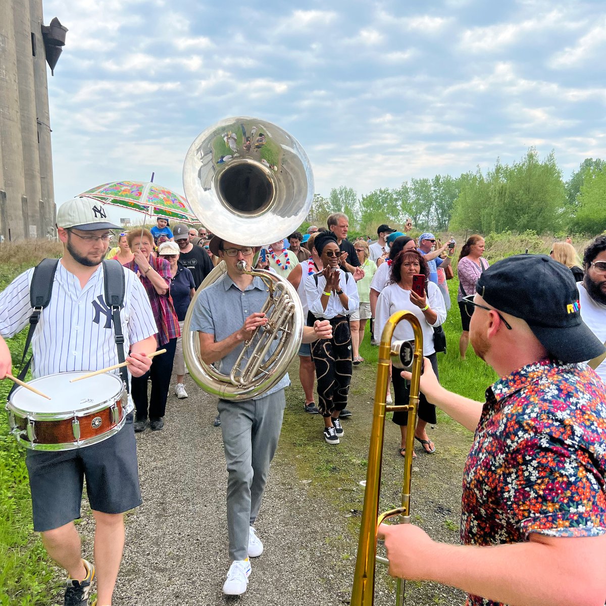 dancin' in the streets🌹💃🏽

dancin' down the 9️⃣0️⃣ twice this upcomin' weekend

🎺FRIDAY we have 2 SETS at @abilenebarandlounge for the Rochester Jazz Festival... 8:30pm and 10:15pm

🍻SATURDAY we are at @wolfhollowbrewingco in Scotia, NY at 5pm