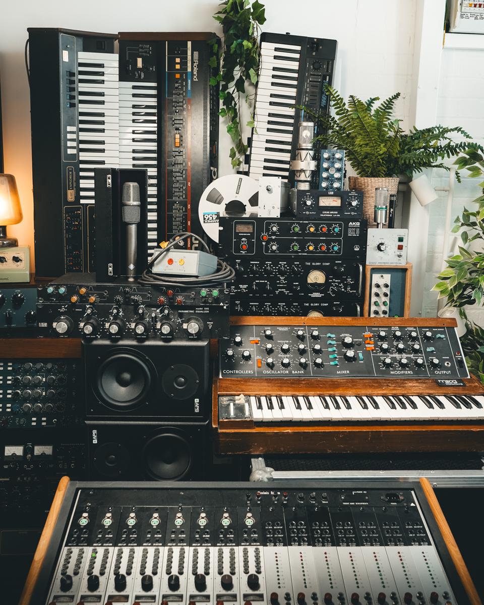 Some delightful new additions to the vintage and used list just landed!🤘 Head to the site to check out the latest gear drop, including a very clean AKG BX5, rare EQs from Trident and UREI, Brauner VM1, Neumann SM69 FET, Juno-60, ARP Explorer 1 and more!
bit.ly/3XoROvw
