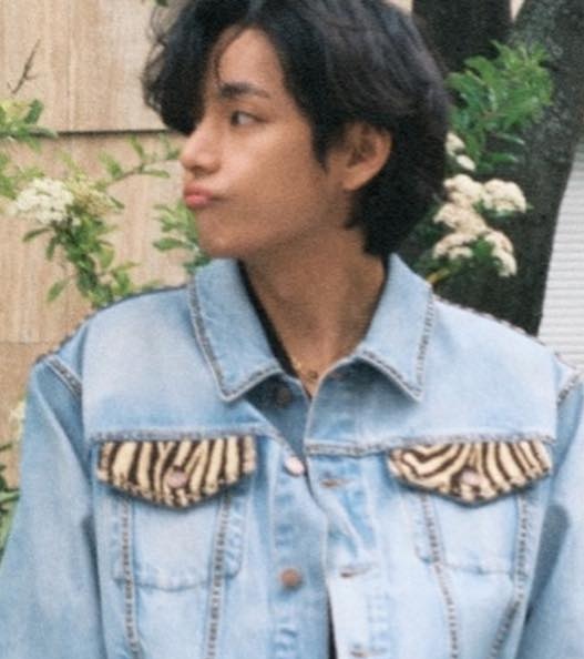 UniversBTS_'s tweet photo. 📸 Oh, gente... Como é possível alguém ser tão lindo assim? 🥺
O side eye, o sorriso, o biquinho... 💞

Taehyung, obrigada por melhorar nosso dia! 🫂 https://t.co/kWHp4gRug5