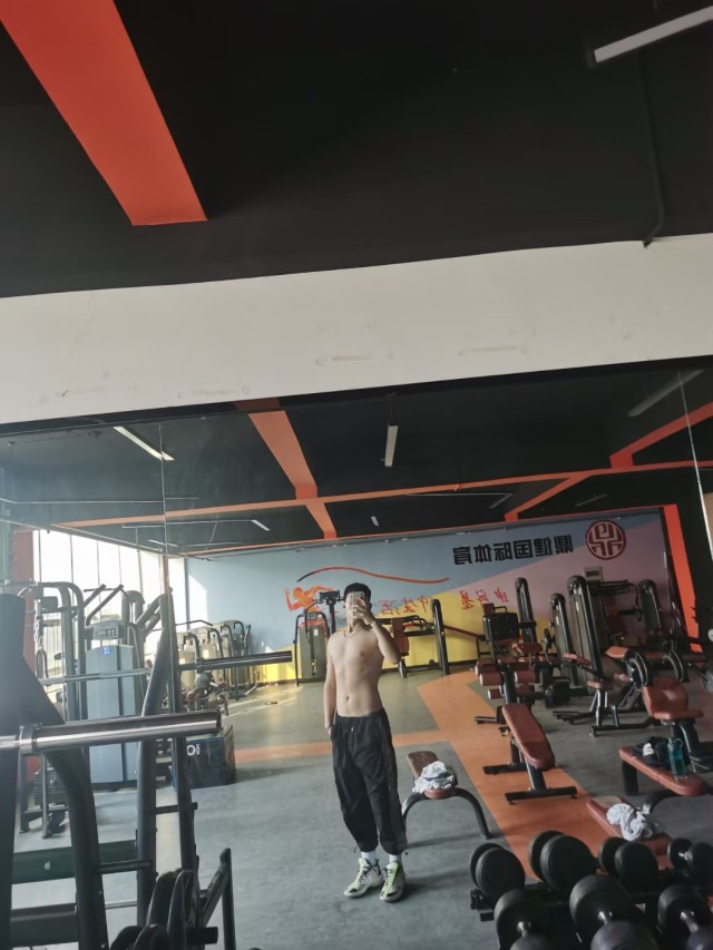 需要有个女人来给我舔，射你脸上