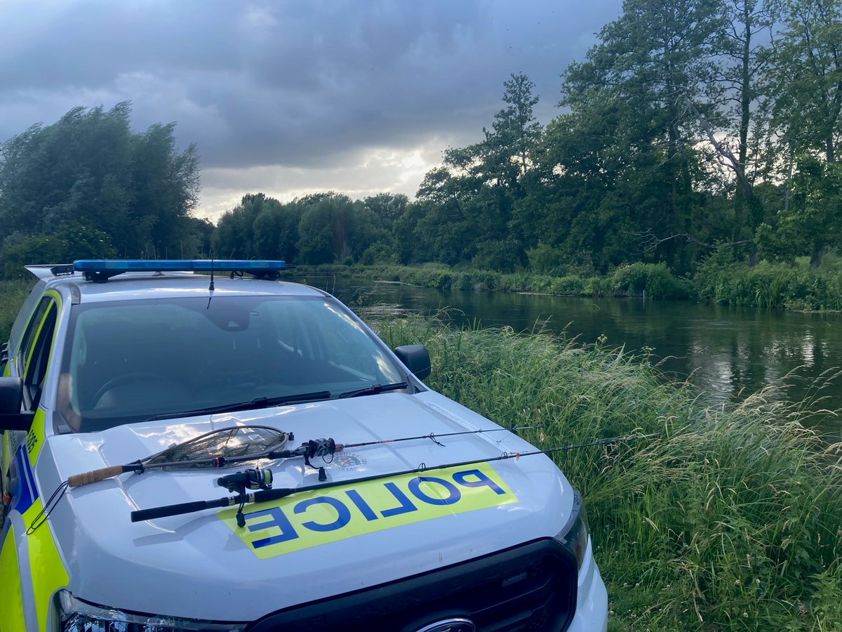 🚨🎣
This weekend our Fisheries Officers were out with <a href="/hantspolrural/">HantsPolRural</a> <a href="/anglingtrust/">Angling Trust</a> and local River Keepers. 
Officers responded to reports of illegal fishing on the River Test, resulting in rods seized for poaching. Report illegal fishing on: 0800 807060
#OpTraverse
<a href="/EnvAgencySE/">Environment AgencySE</a>