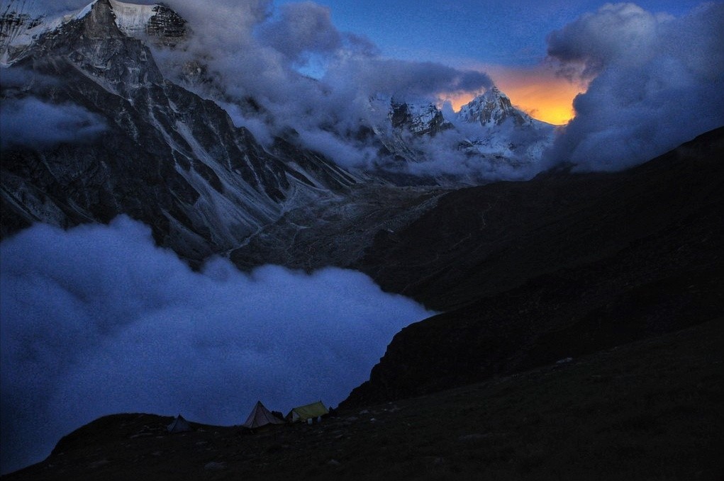 RaachoTrekkers's tweet photo. Sometimes you don't believe in fairytales. Then you see pictures of Kedartal.
#gangotrinationalpark
#garhwal
#audenscol https://t.co/5xsPCyFNJp
